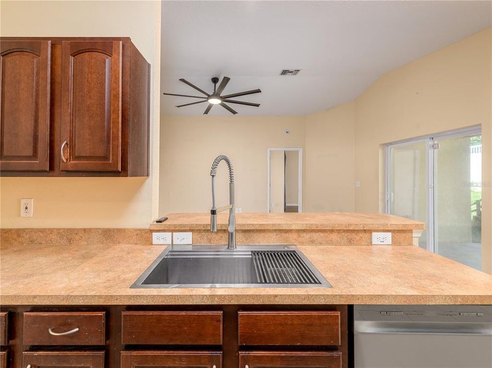 En Venta: $265,000 (3 camas, 2 baños, 1370 Pies cuadrados)