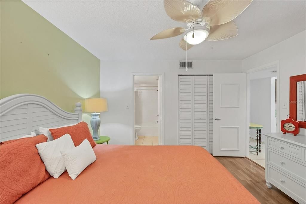 В аренду: $1,950 (2 спален, 2 ванн, 1065 Квадратных фут)
