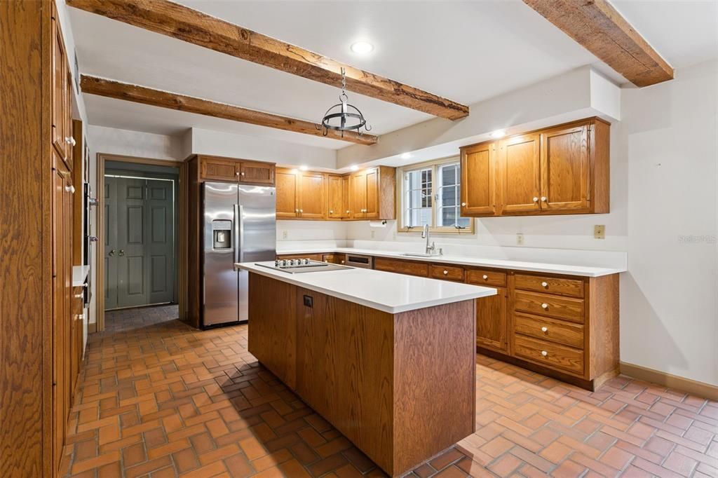 Activo con contrato: $5,900,000 (5 camas, 3 baños, 3680 Pies cuadrados)