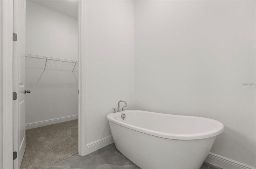 For Rent: $4,800 (5 beds, 3 baths, 3092 Square Feet)
