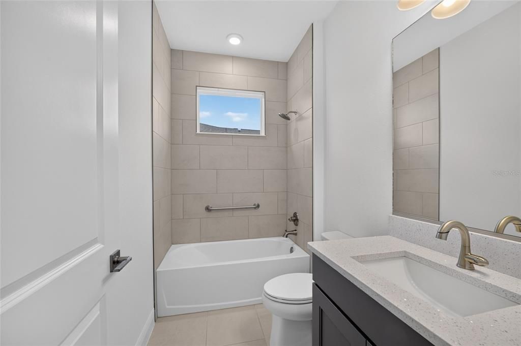 En Venta: $550,630 (3 camas, 3 baños, 2211 Pies cuadrados)