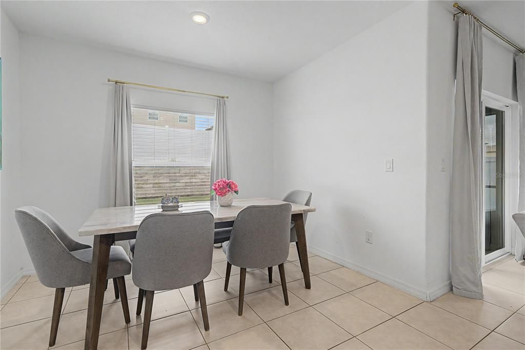En Venta: $350,000 (4 camas, 2 baños, 2073 Pies cuadrados)