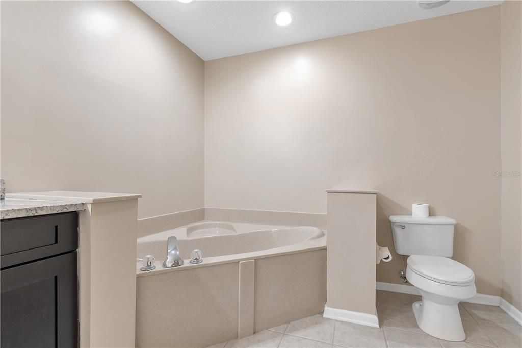 For Rent: $3,000 (3 beds, 2 baths, 1985 Square Feet)