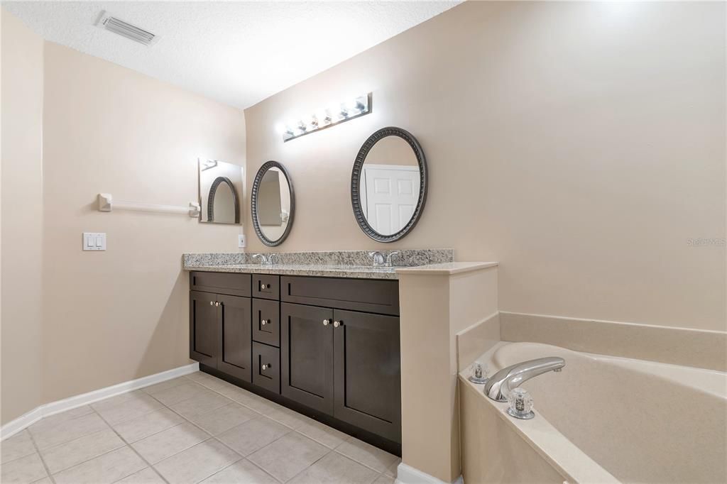 For Rent: $3,000 (3 beds, 2 baths, 1985 Square Feet)