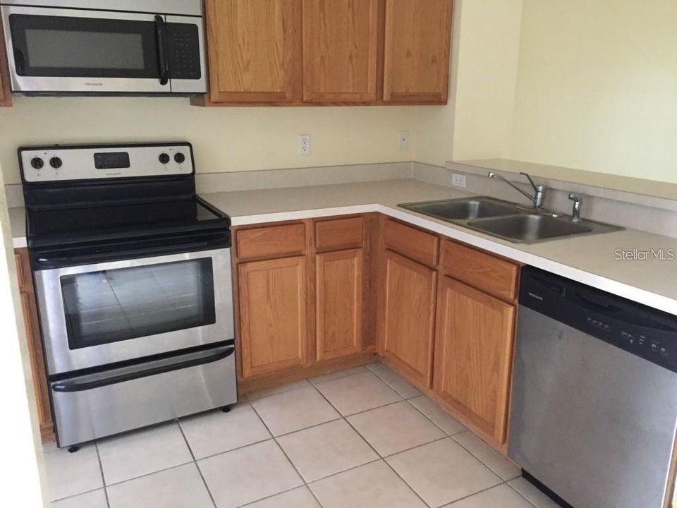 For Sale: $230,000 (2 beds, 2 baths, 1071 Square Feet)