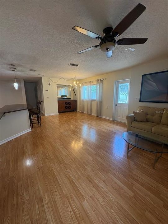 For Rent: $2,300 (2 beds, 1 baths, 1363 Square Feet)