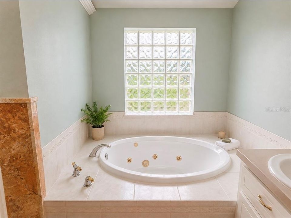 En Venta: $829,900 (3 camas, 2 baños, 2084 Pies cuadrados)