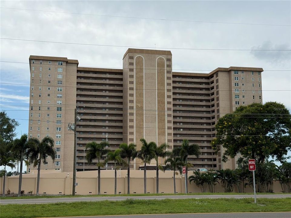 En Venta: $324,900 (2 camas, 2 baños, 1975 Pies cuadrados)