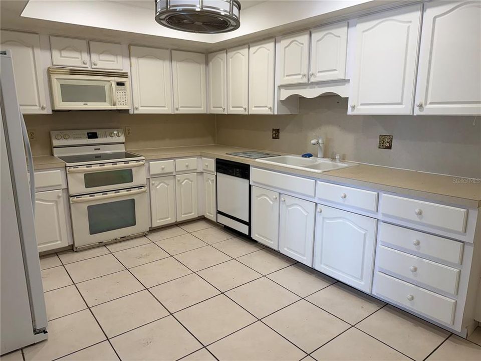En Venta: $324,900 (2 camas, 2 baños, 1975 Pies cuadrados)