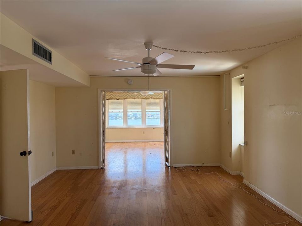 En Venta: $324,900 (2 camas, 2 baños, 1975 Pies cuadrados)