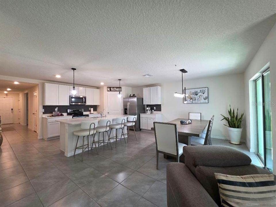 For Rent: $2,350 (4 beds, 2 baths, 1812 Square Feet)