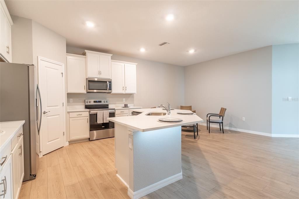 For Rent: $2,450 (3 beds, 2 baths, 1565 Square Feet)