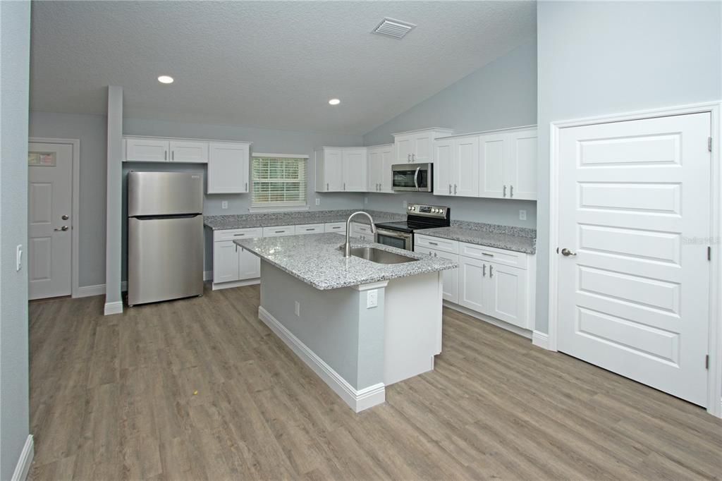 En Venta: $399,999 (4 camas, 0 baños, 2282 Pies cuadrados)