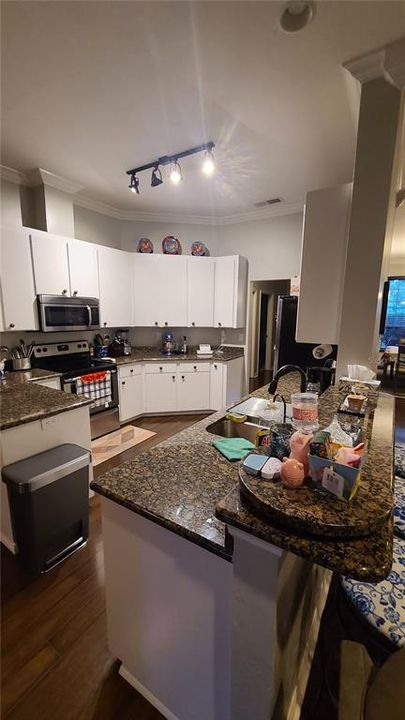 For Rent: $2,600 (3 beds, 2 baths, 2249 Square Feet)