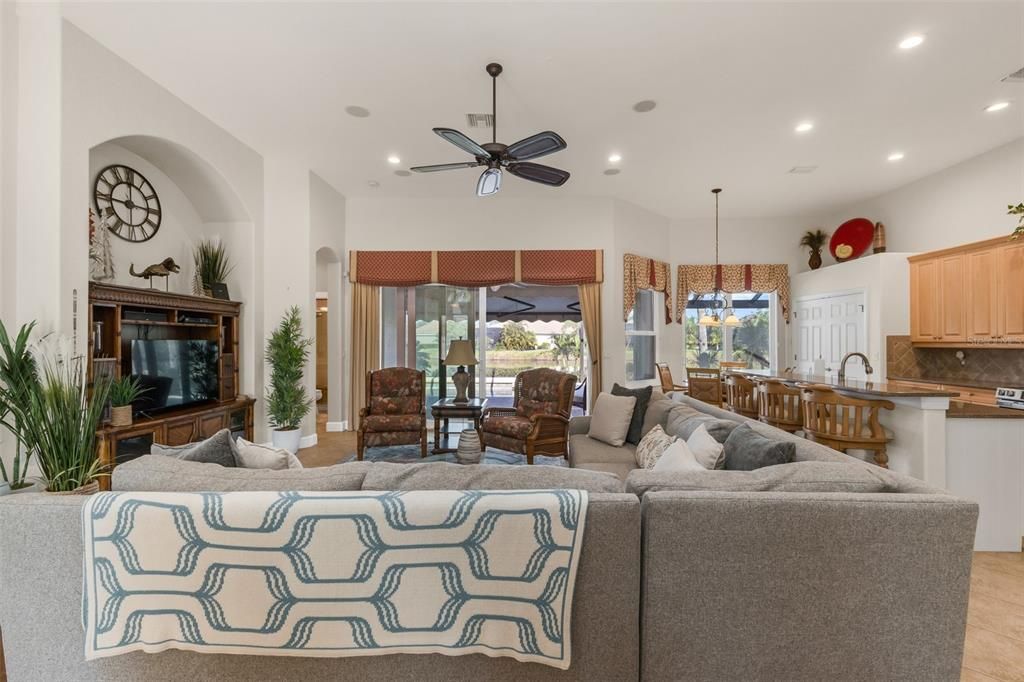 En Venta: $724,900 (3 camas, 3 baños, 2428 Pies cuadrados)