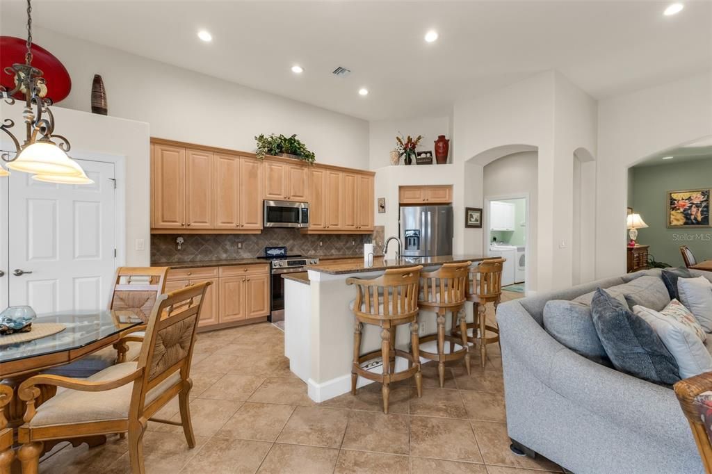 En Venta: $724,900 (3 camas, 3 baños, 2428 Pies cuadrados)
