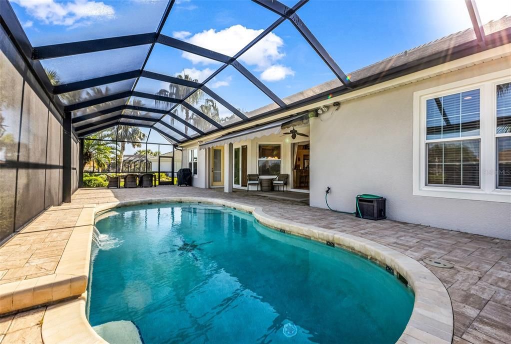 En Venta: $724,900 (3 camas, 3 baños, 2428 Pies cuadrados)
