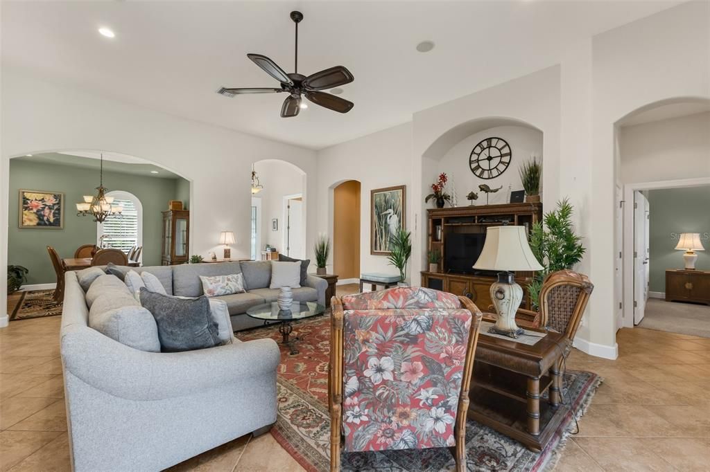 En Venta: $724,900 (3 camas, 3 baños, 2428 Pies cuadrados)