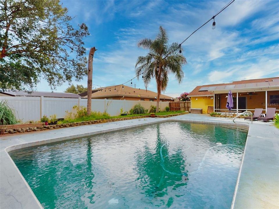For Sale: $319,900 (4 beds, 2 baths, 2133 Square Feet)