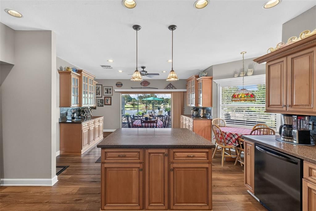 For Sale: $550,000 (3 beds, 3 baths, 1835 Square Feet)