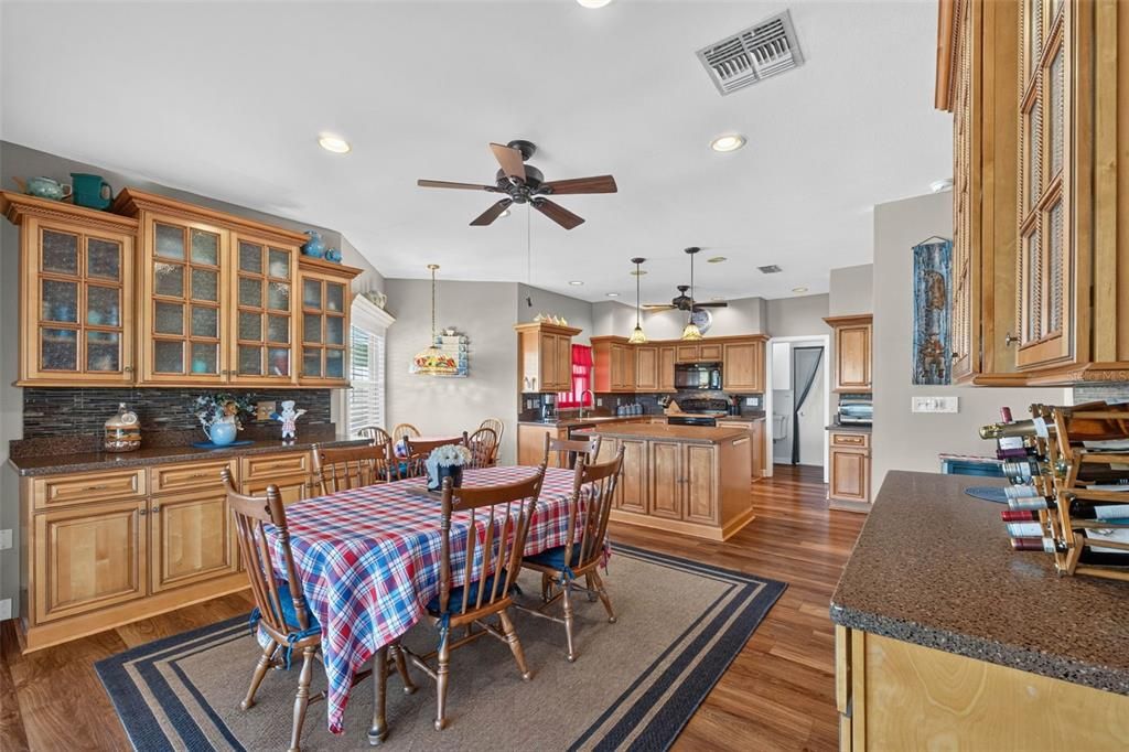 For Sale: $550,000 (3 beds, 3 baths, 1835 Square Feet)