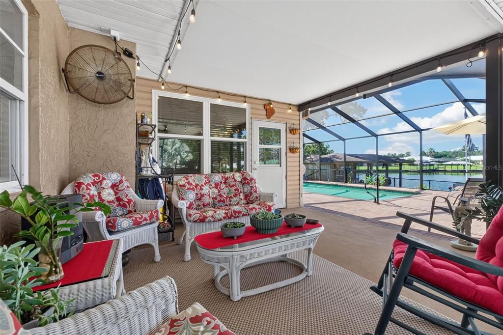 For Sale: $550,000 (3 beds, 3 baths, 1835 Square Feet)