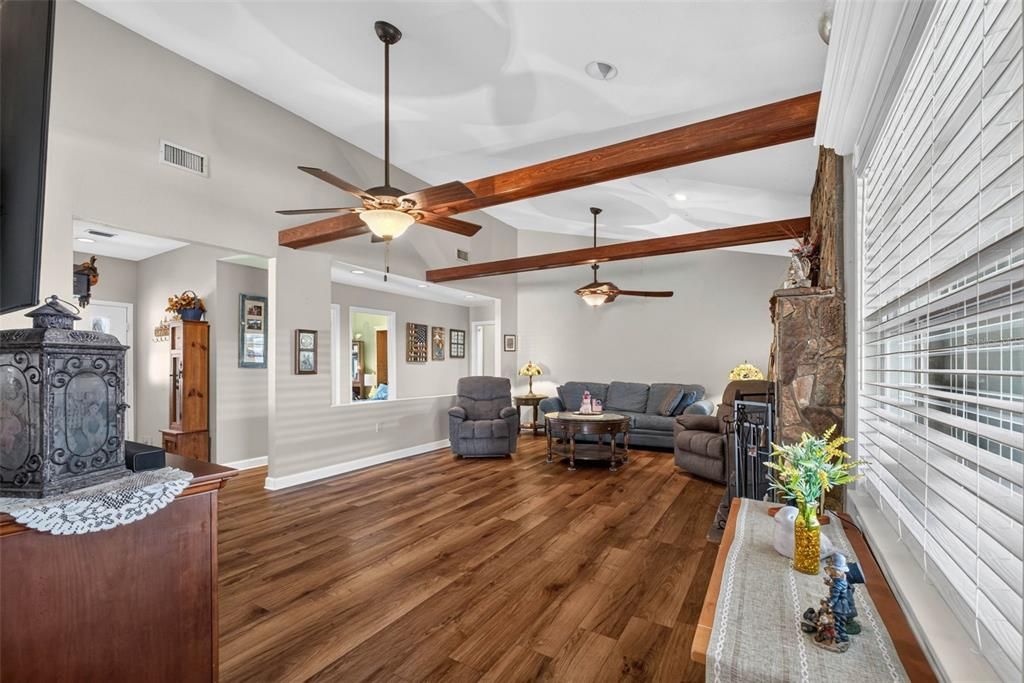 For Sale: $550,000 (3 beds, 3 baths, 1835 Square Feet)