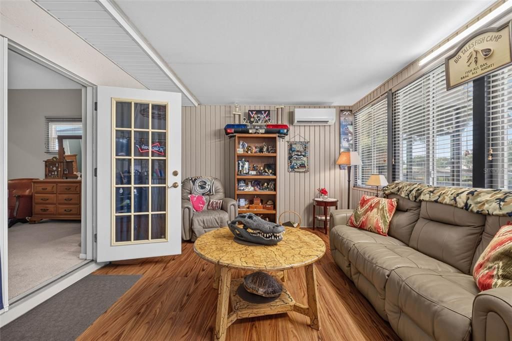 For Sale: $550,000 (3 beds, 3 baths, 1835 Square Feet)