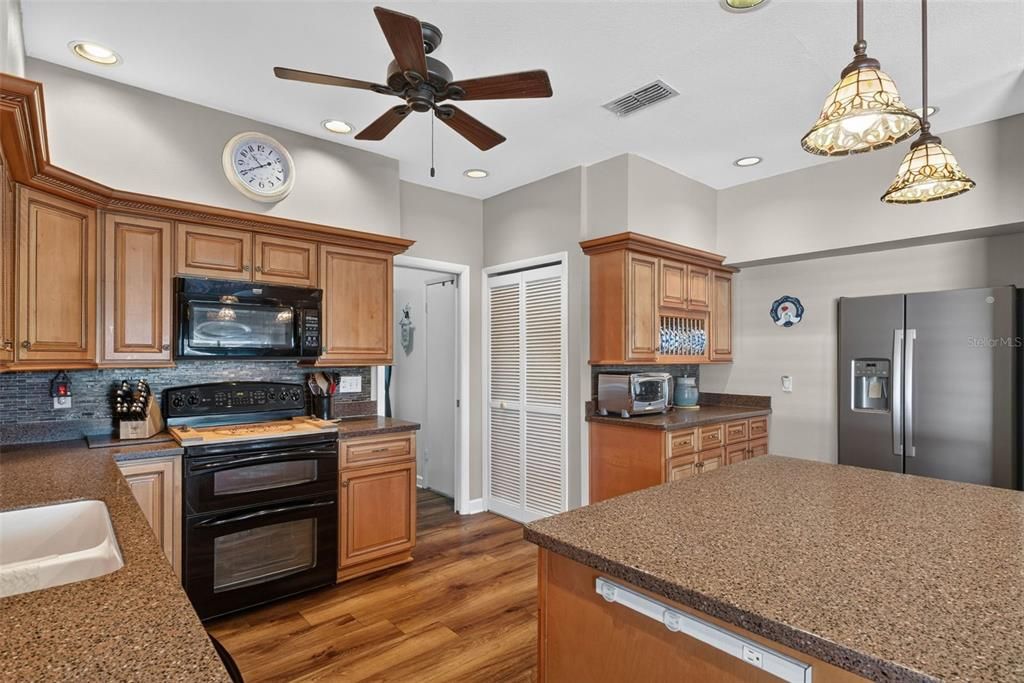 For Sale: $550,000 (3 beds, 3 baths, 1835 Square Feet)