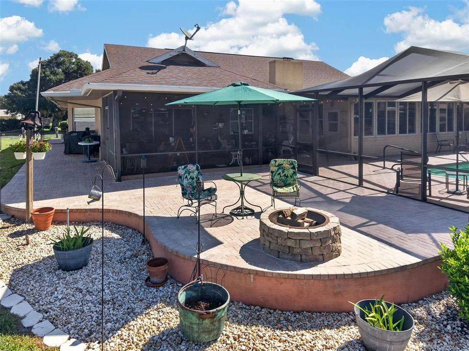 For Sale: $550,000 (3 beds, 3 baths, 1835 Square Feet)