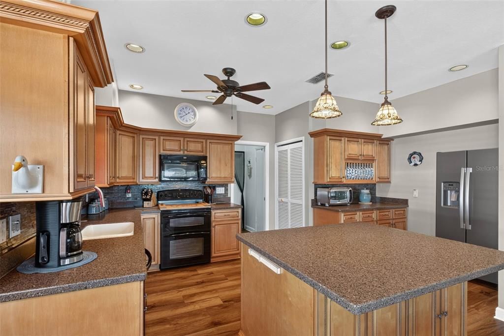 For Sale: $550,000 (3 beds, 3 baths, 1835 Square Feet)
