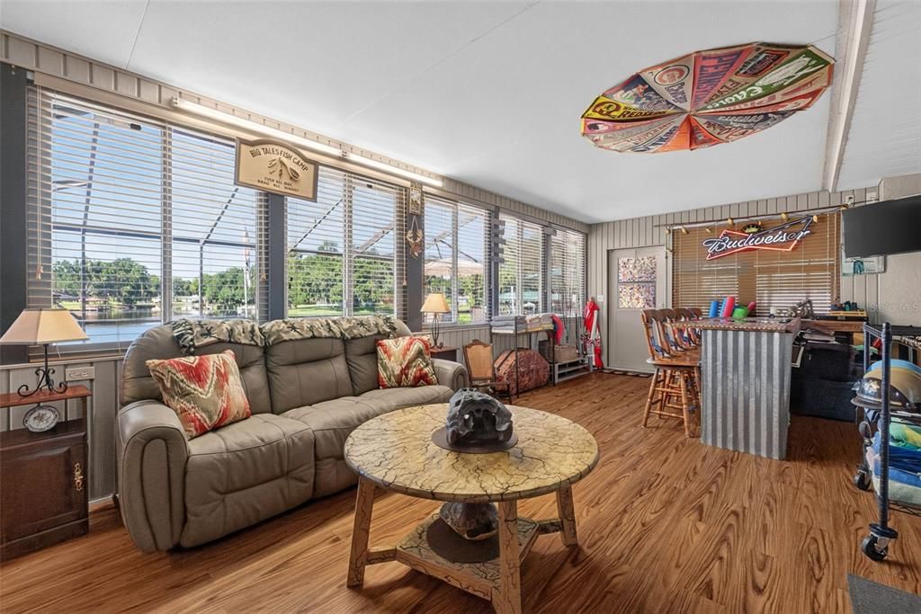 For Sale: $550,000 (3 beds, 3 baths, 1835 Square Feet)
