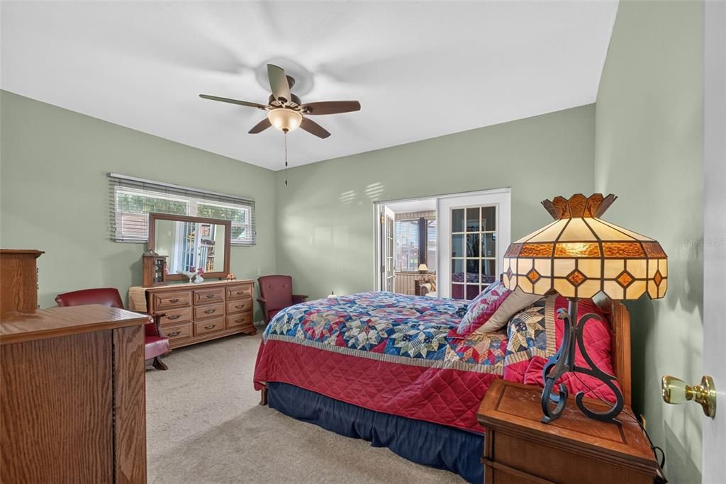 For Sale: $550,000 (3 beds, 3 baths, 1835 Square Feet)