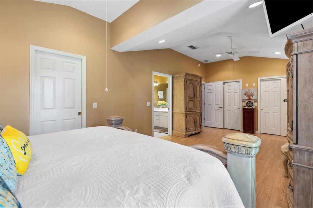 En Venta: $469,900 (3 camas, 2 baños, 2360 Pies cuadrados)