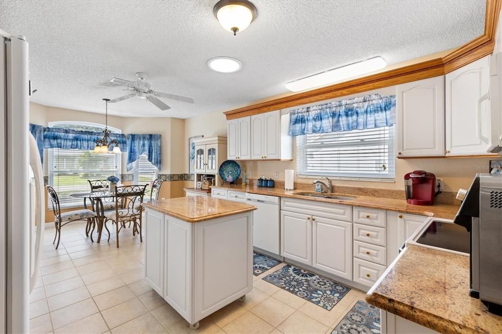 En Venta: $469,900 (3 camas, 2 baños, 2360 Pies cuadrados)