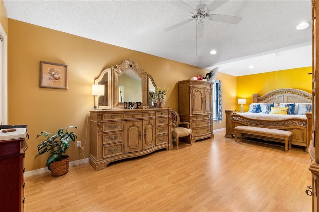 En Venta: $469,900 (3 camas, 2 baños, 2360 Pies cuadrados)