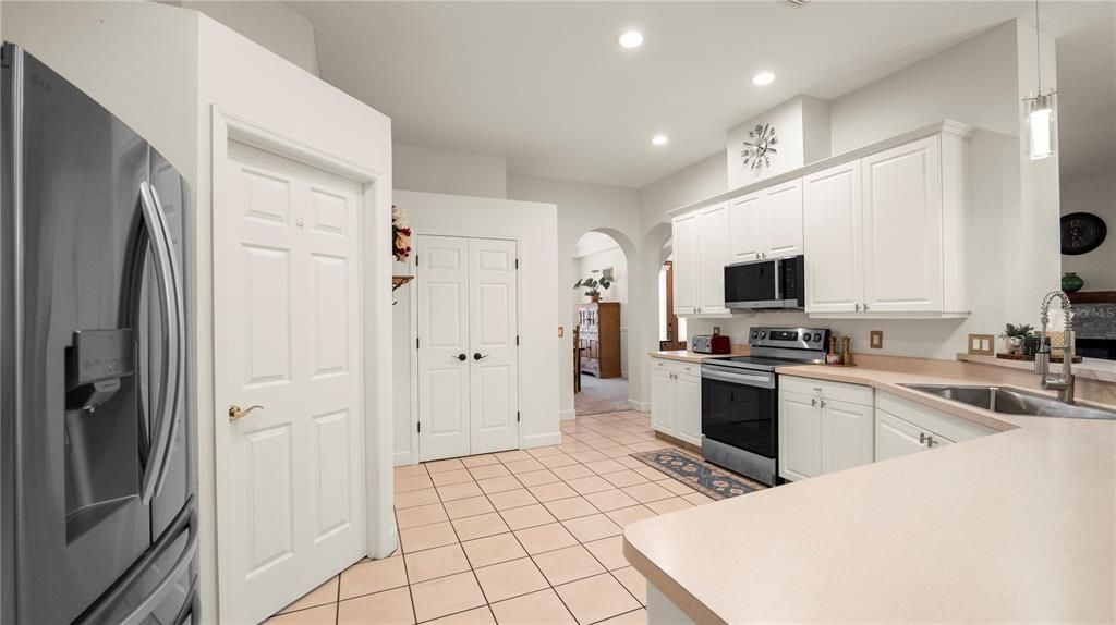 For Sale: $549,000 (4 beds, 2 baths, 2806 Square Feet)