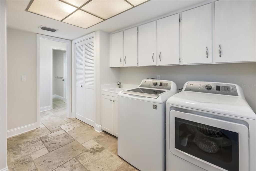 For Sale: $979,000 (3 beds, 3 baths, 3516 Square Feet)