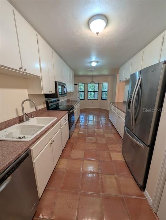 For Rent: $2,300 (3 beds, 2 baths, 2158 Square Feet)