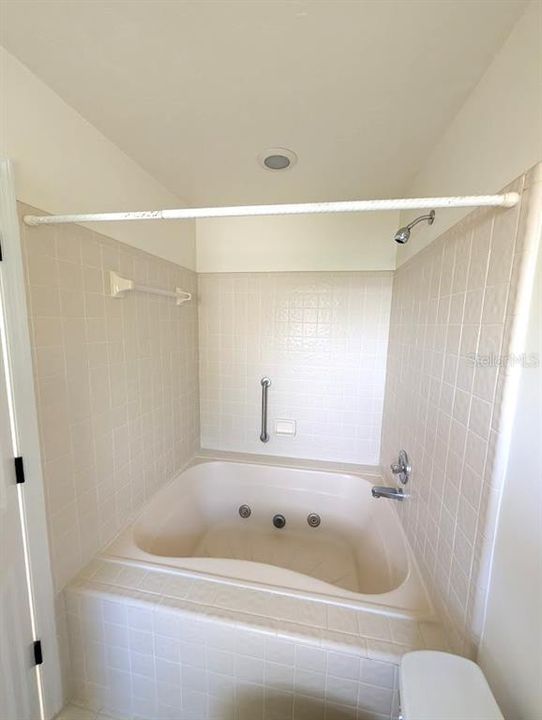 For Rent: $2,300 (3 beds, 2 baths, 2158 Square Feet)