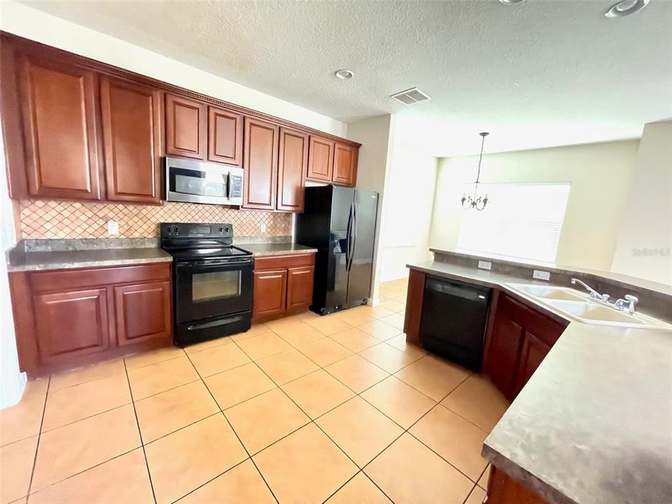 For Rent: $2,495 (4 beds, 2 baths, 2967 Square Feet)