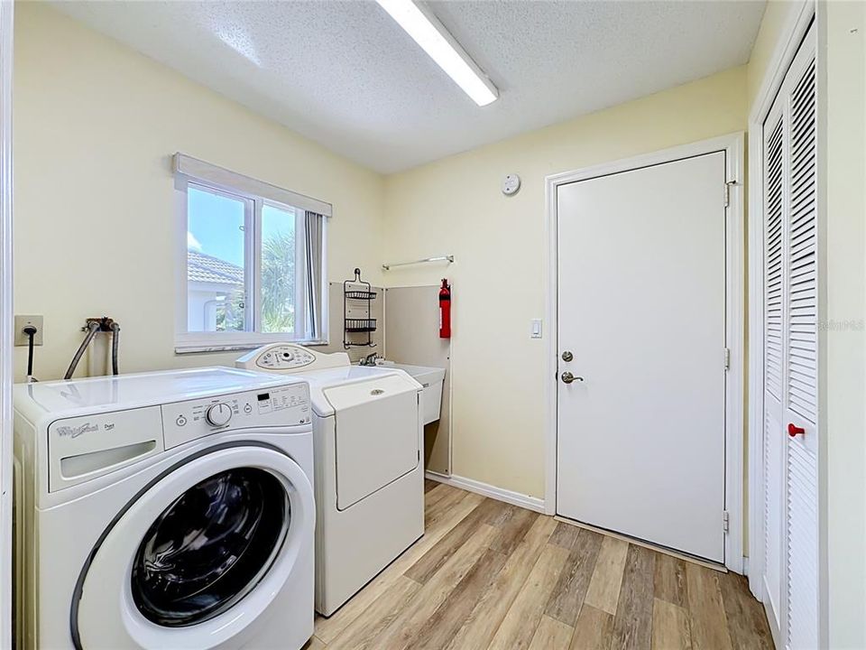 For Sale: $335,000 (2 beds, 2 baths, 1769 Square Feet)