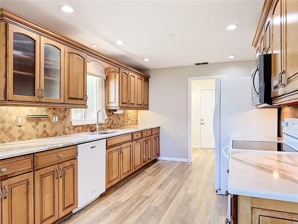 For Sale: $335,000 (2 beds, 2 baths, 1769 Square Feet)