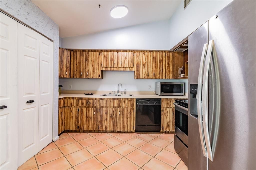 For Rent: $2,295 (2 beds, 2 baths, 1940 Square Feet)