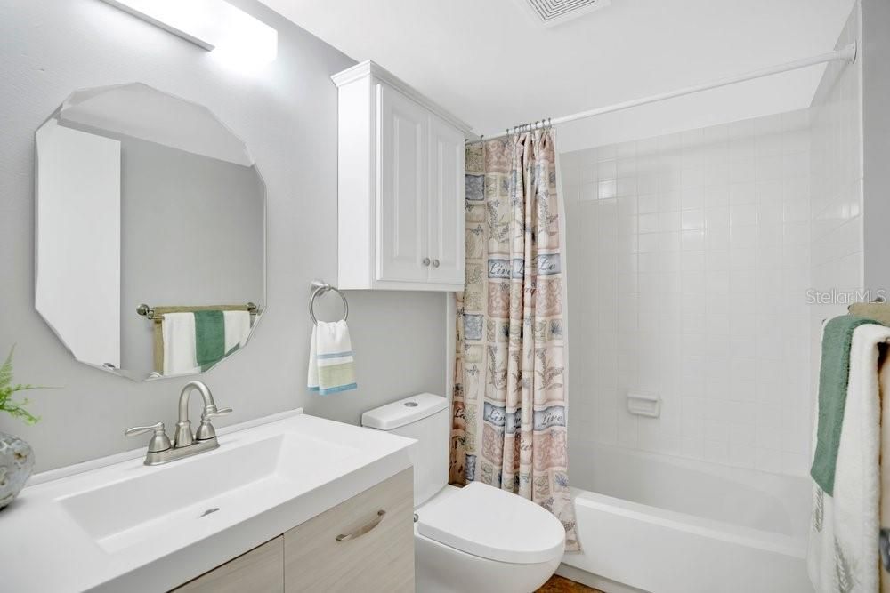 For Sale: $197,500 (2 beds, 2 baths, 897 Square Feet)