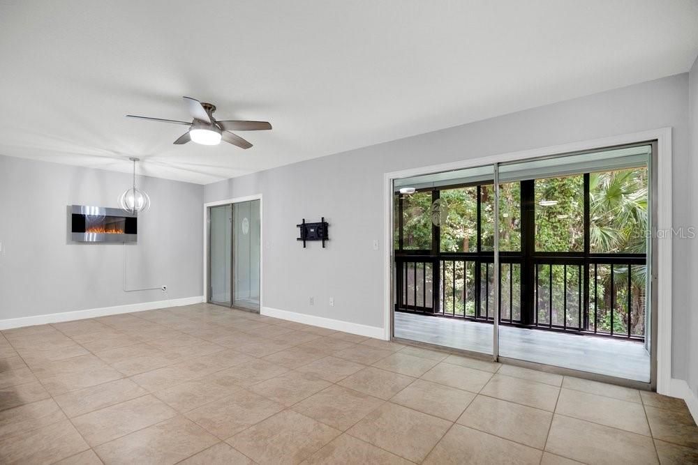 For Sale: $197,500 (2 beds, 2 baths, 897 Square Feet)