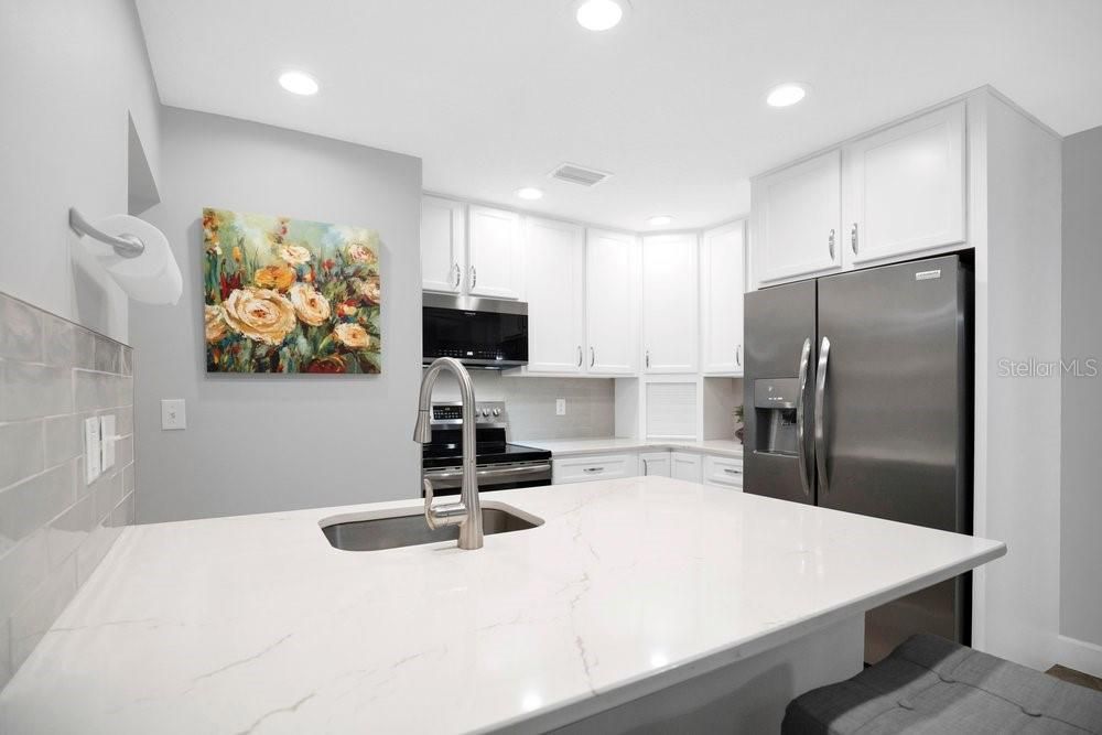 For Sale: $197,500 (2 beds, 2 baths, 897 Square Feet)