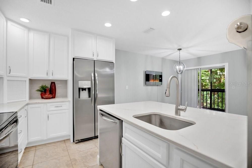 For Sale: $197,500 (2 beds, 2 baths, 897 Square Feet)