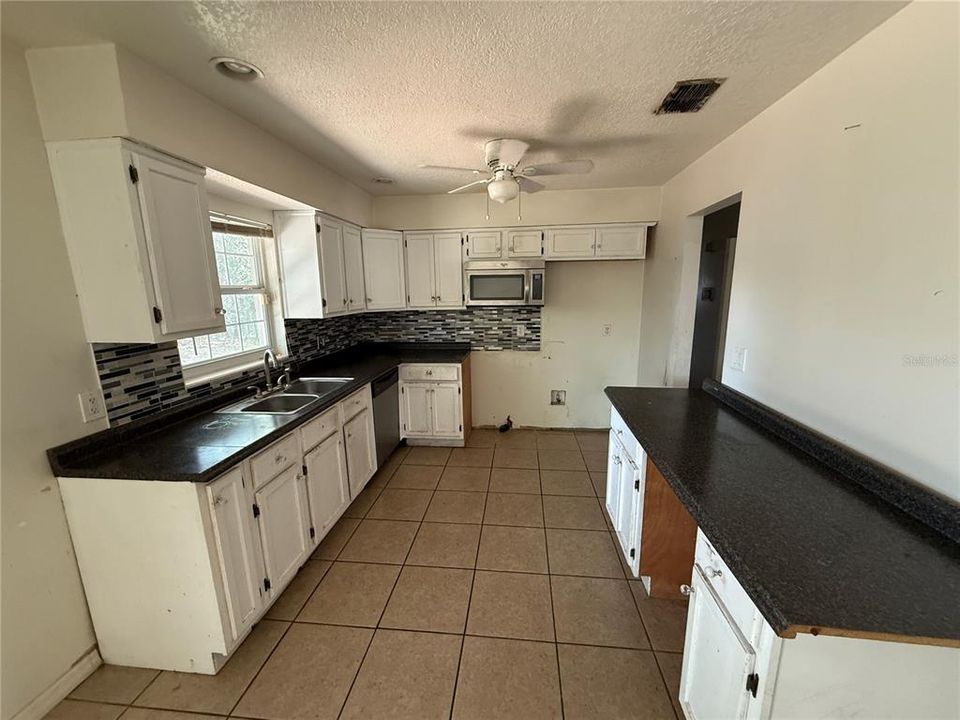 En Venta: $255,000 (4 camas, 2 baños, 1463 Pies cuadrados)
