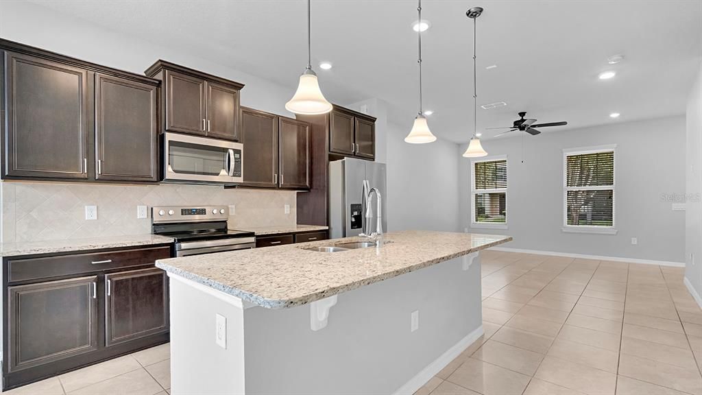 For Sale: $300,000 (2 beds, 2 baths, 1464 Square Feet)